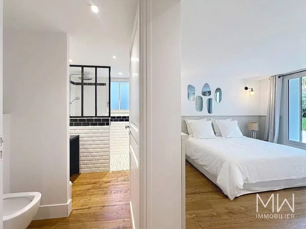 JOLIE VILLA BOIS AVEC PISCINE