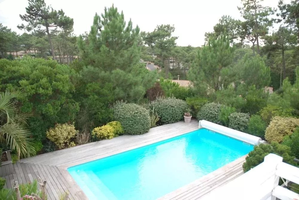 VILLA AVEC PISCINE AU CALME
