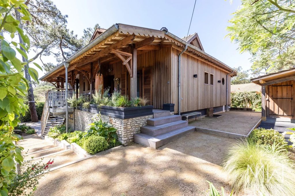AGREABLE VILLA BOIS AVEC PISCINE AU PIED DU PHARE