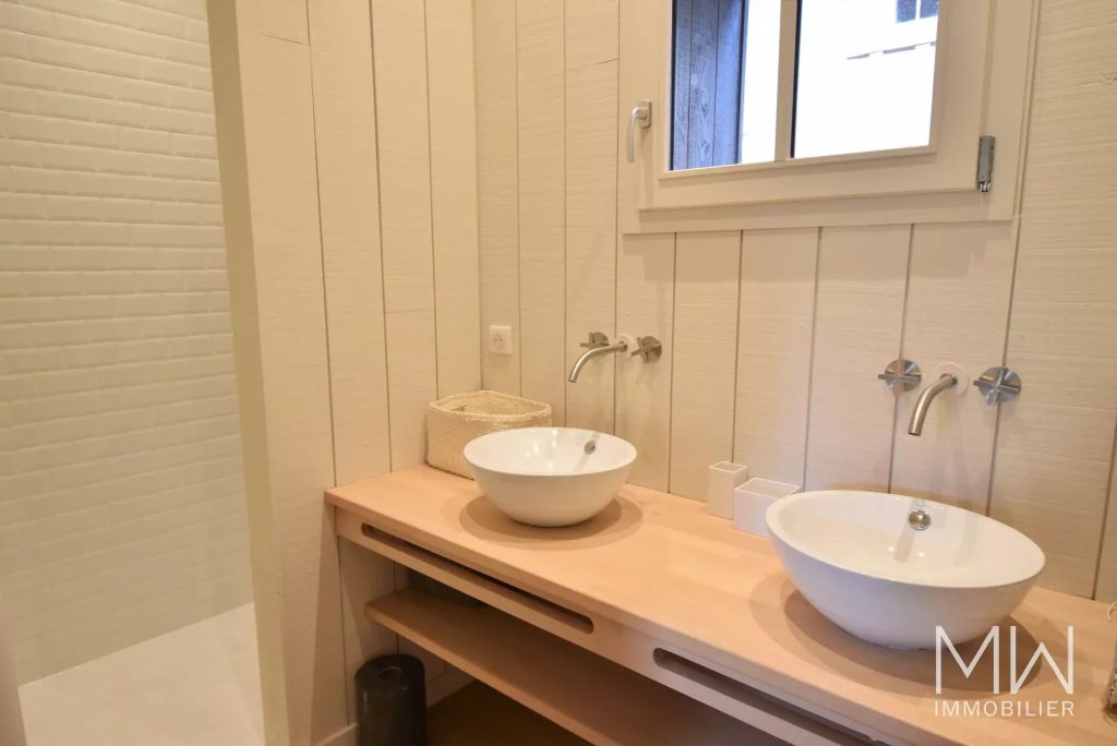 CHARMANTE VILLA BOIS AU COEUR DU VILLAGE