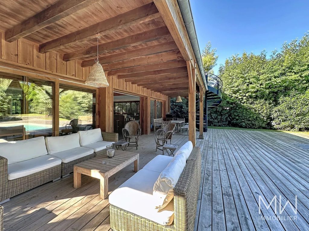 BELLE VILLA BOIS AVEC PISCINE