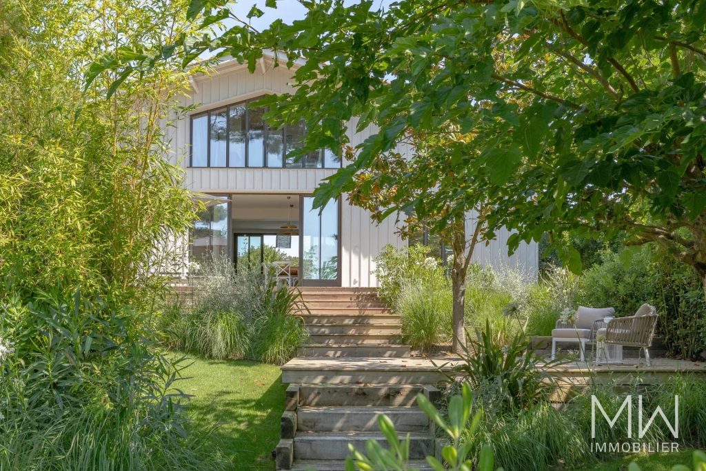 MAGNIFIQUE VILLA BOIS AVEC PISCINE