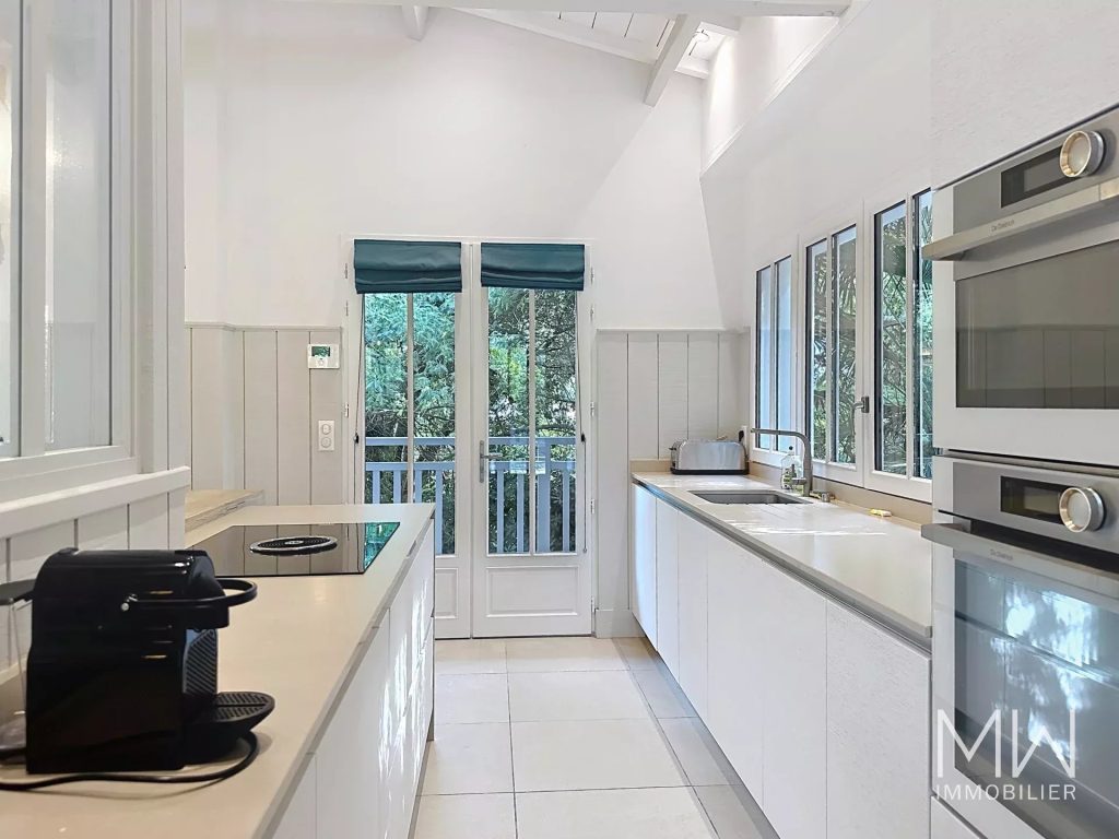 JOLIE VILLA BOIS AVEC PISCINE
