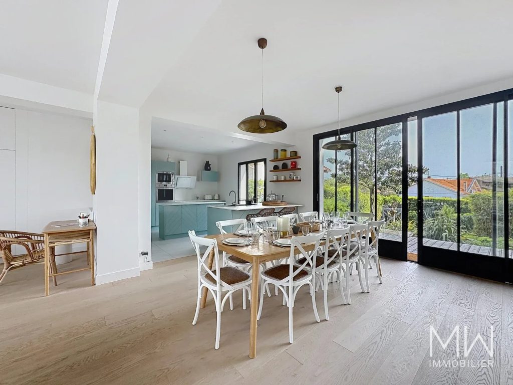 MAGNIFIQUE VILLA BOIS AVEC PISCINE
