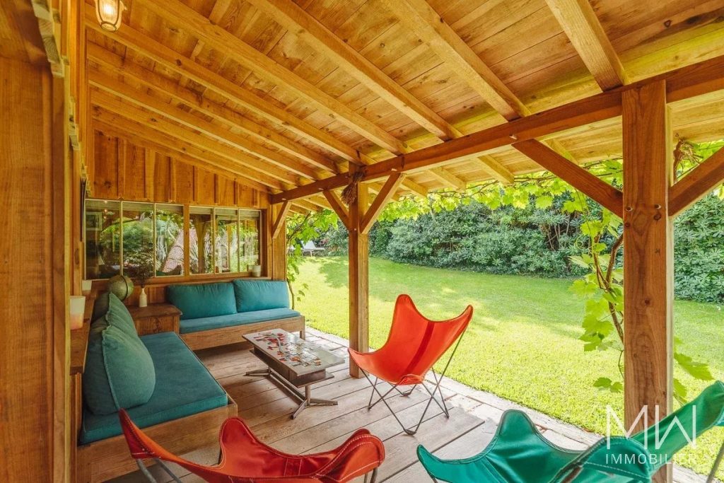 JOLIE VILLA BOIS