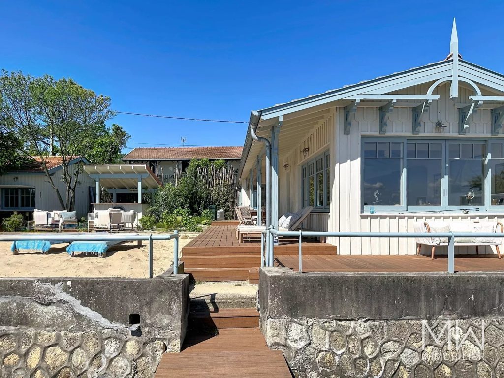 ADORABLE VILLA FACE AU BASSIN