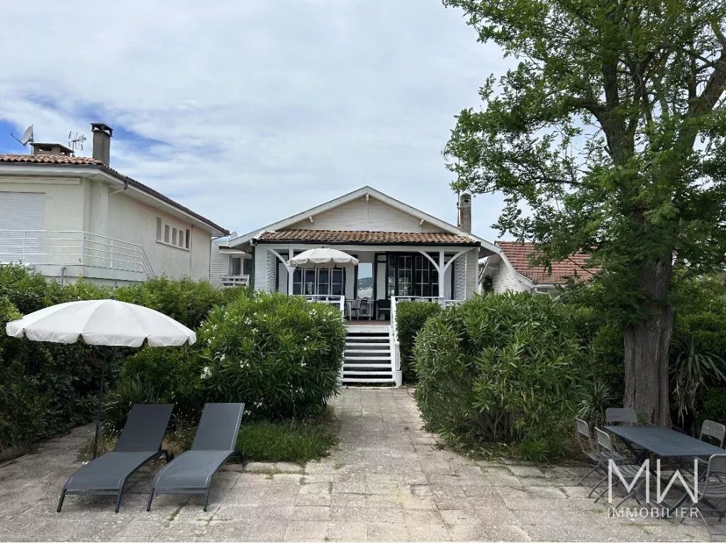 VILLA PLEINE DE CHARME EN 1ERE LIGNE