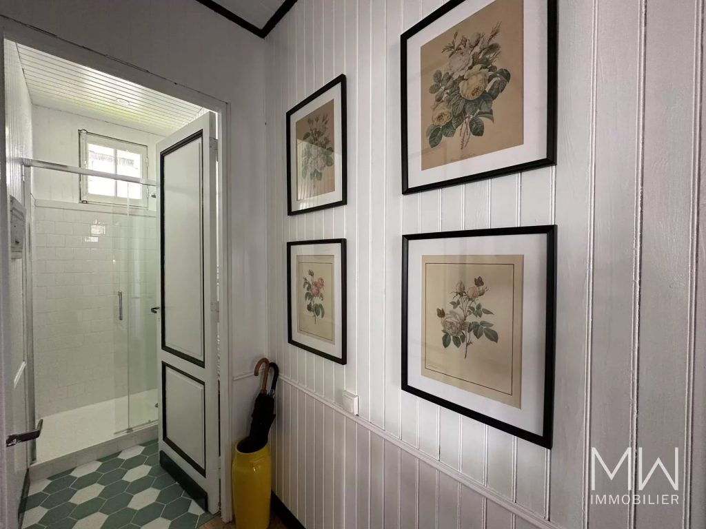 VILLA PLEINE DE CHARME EN 1ERE LIGNE