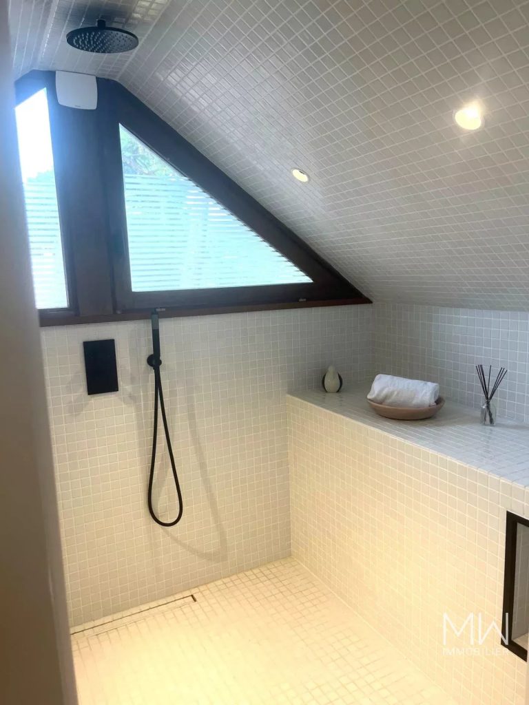 AGREABLE VILLA BOIS AVEC PISCINE AU PIED DU PHARE