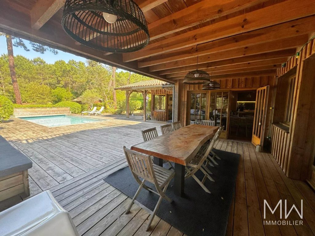 BELLE VILLA BOIS AVEC PISCINE