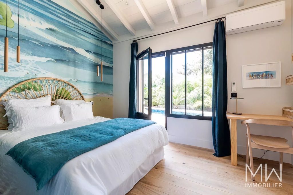 MAGNIFIQUE VILLA BOIS AVEC PISCINE
