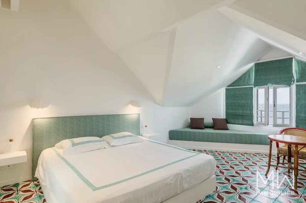 VILLA D&rsquo;EXCEPTION FACE AU BASSIN