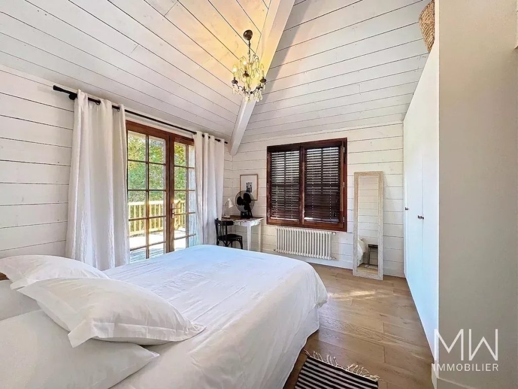 BELLE VILLA BOIS AVEC PISCINE