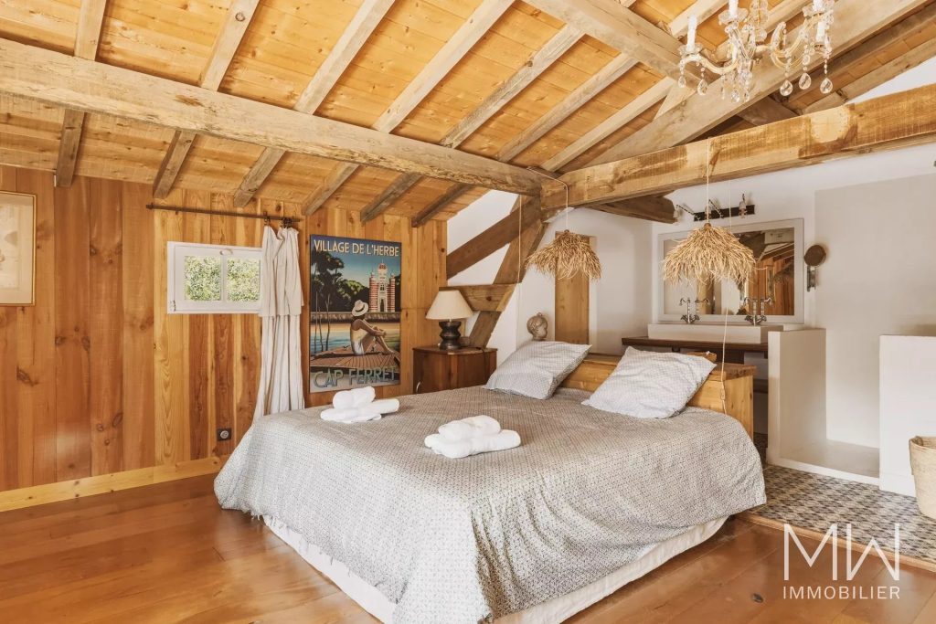 VILLA AVEC PISCINE SOUS LA PINEDE