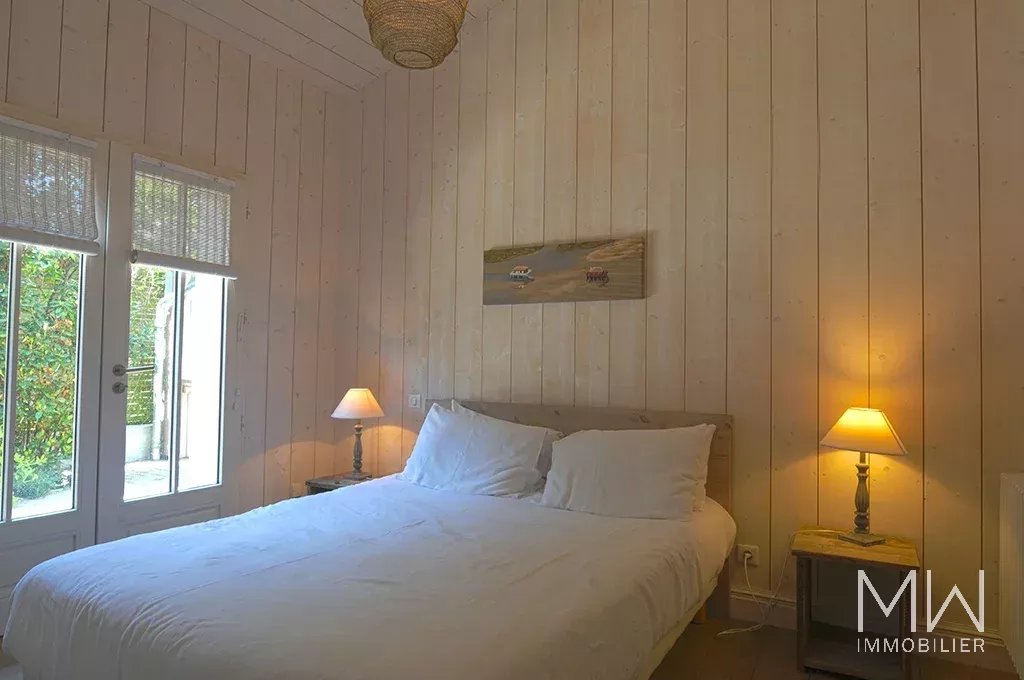 JOLIE VILLA BOIS AVEC PISCINE
