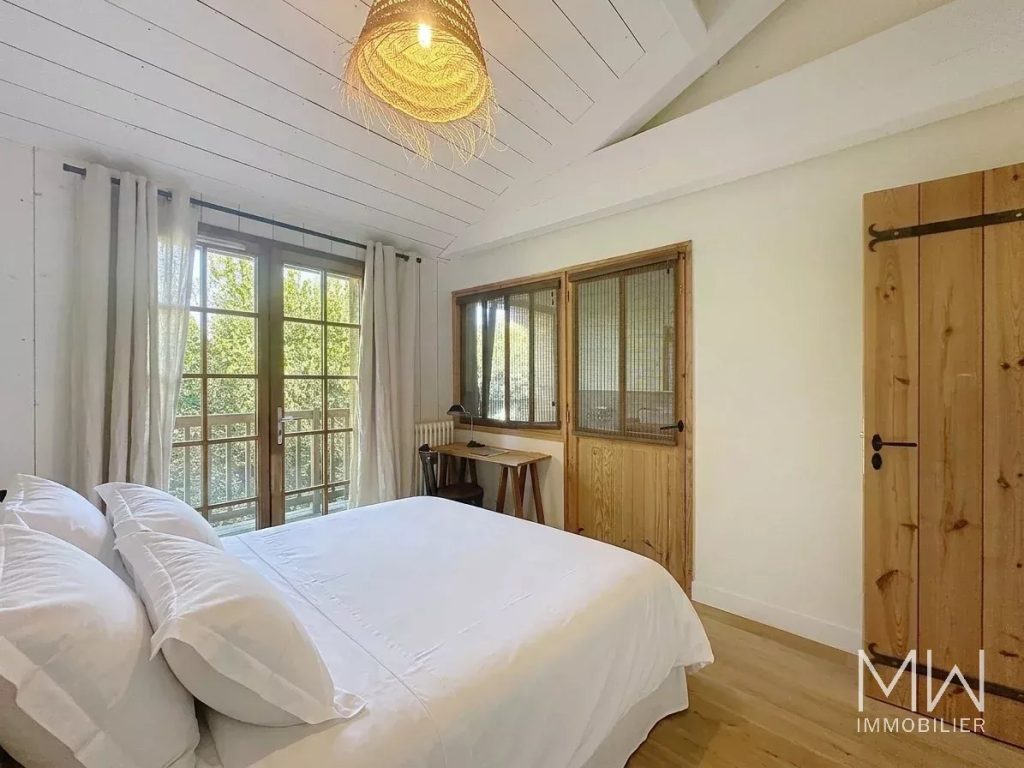BELLE VILLA BOIS AVEC PISCINE