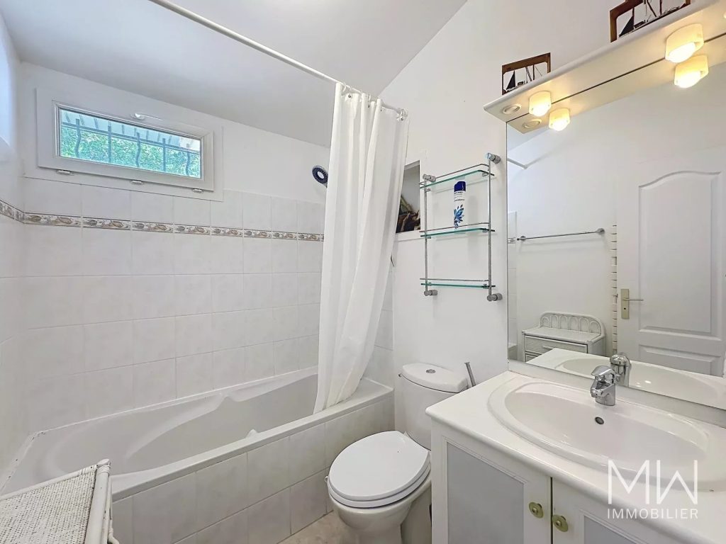 CHARMANTE VILLA AVEC PISCINE