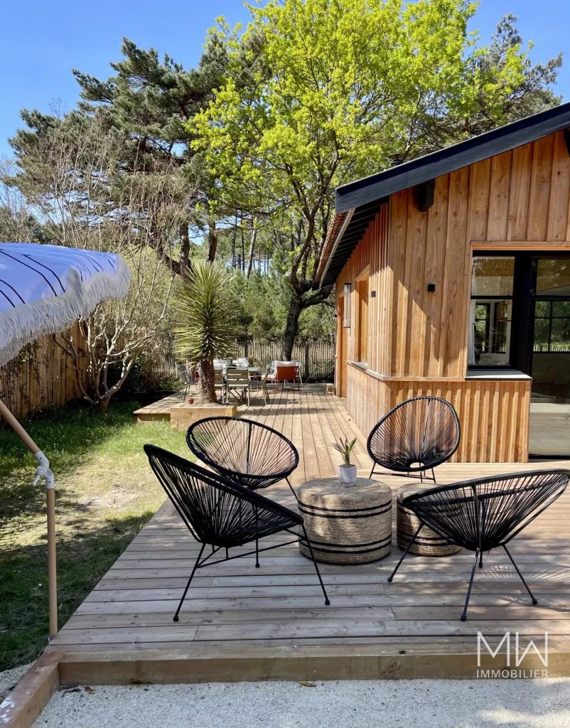 EN LISIERE DE FORET AVEC PISCINE