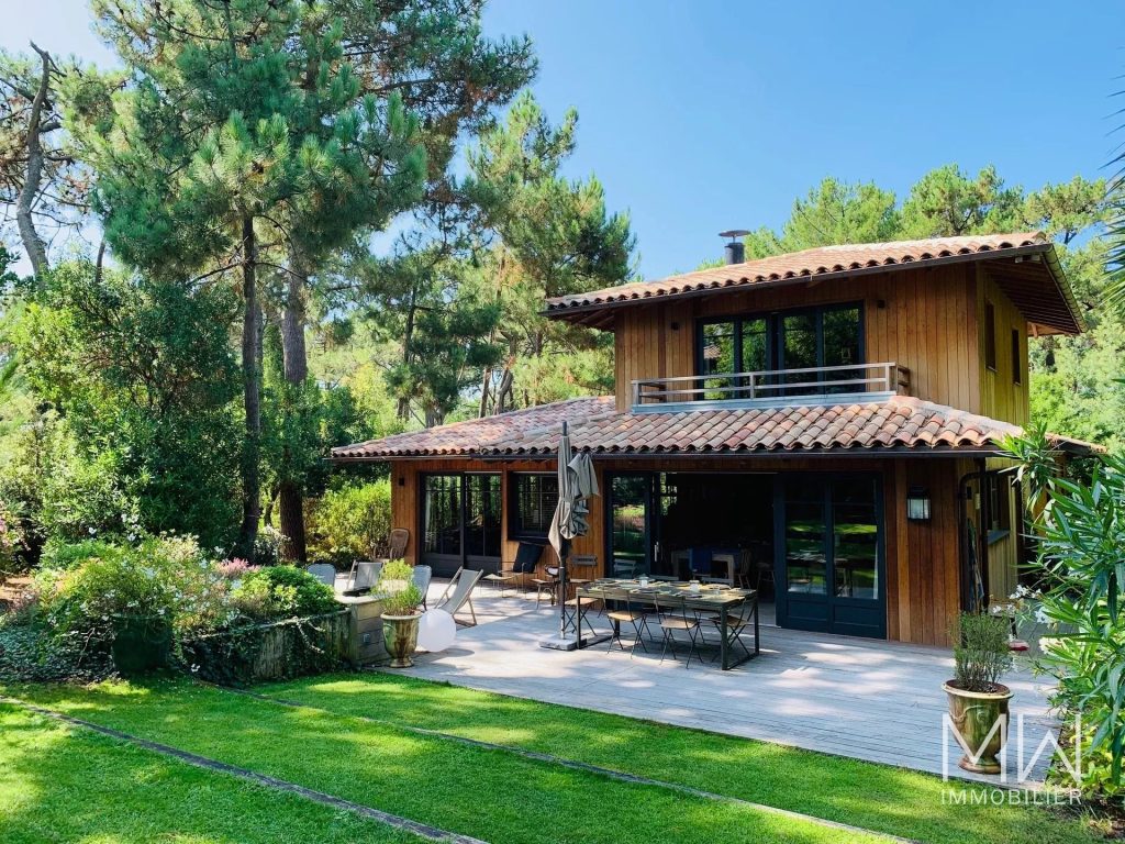 MAGNIFIQUE VILLA BOIS EN 1ERE LIGNE