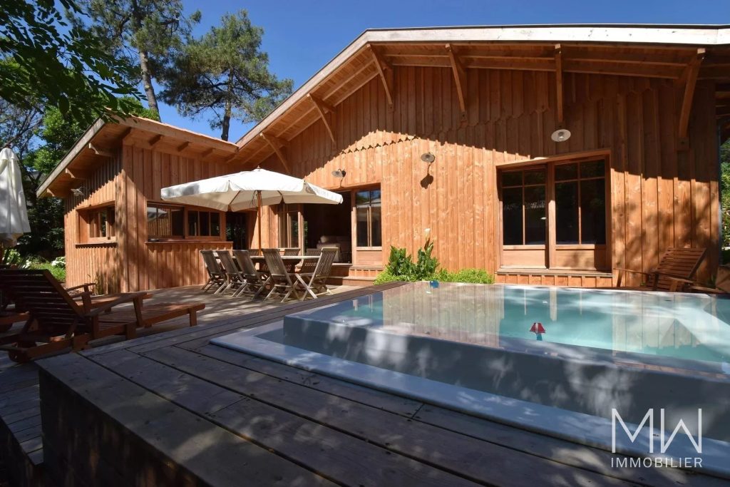 CHARMANTE VILLA BOIS AVEC PISCINE