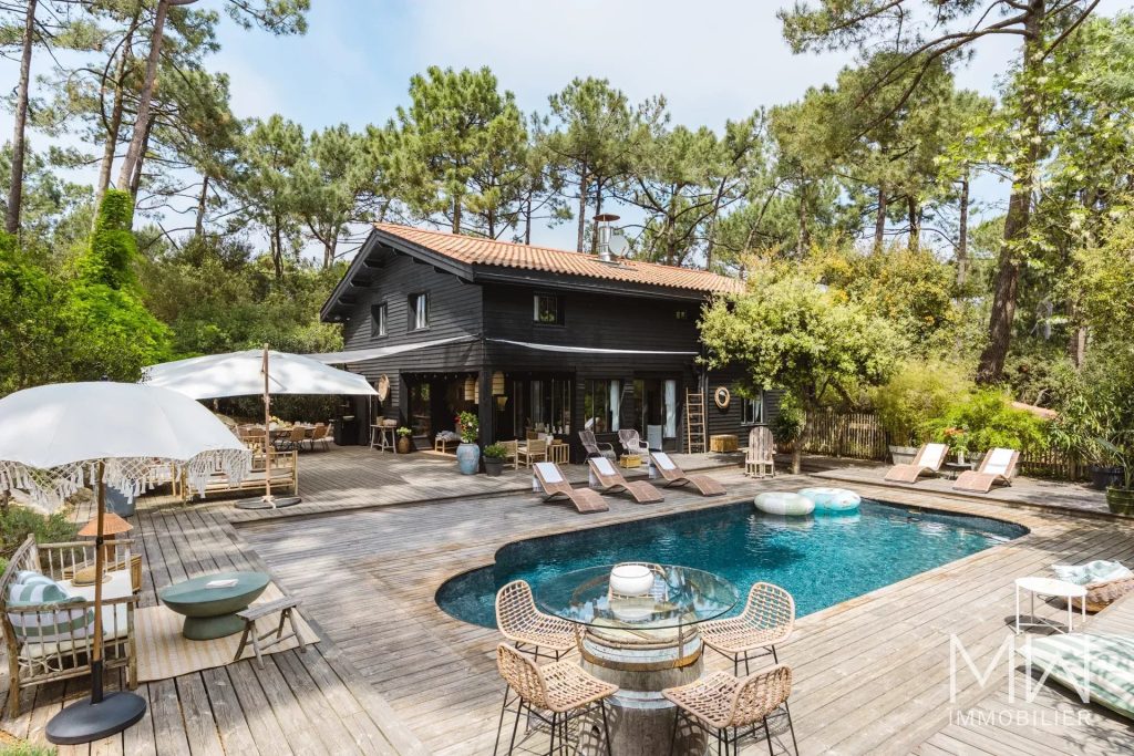 VILLA AVEC PISCINE SOUS LA PINEDE