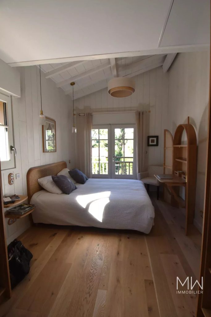 BELLE VILLA BOIS AVEC PISCINE AU PIED DU PHARE