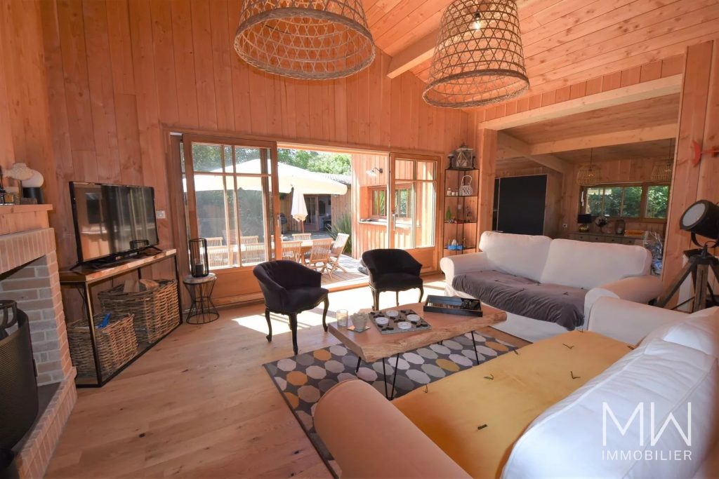CHARMANTE VILLA BOIS AVEC PISCINE