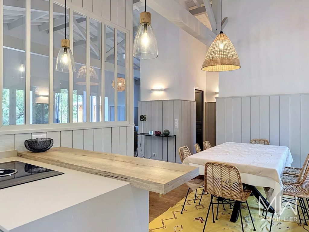 JOLIE VILLA BOIS AVEC PISCINE