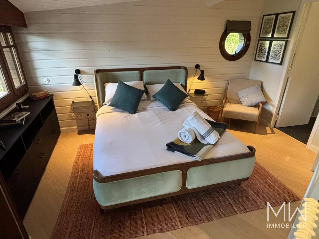AGREABLE VILLA BOIS AVEC PISCINE AU PIED DU PHARE