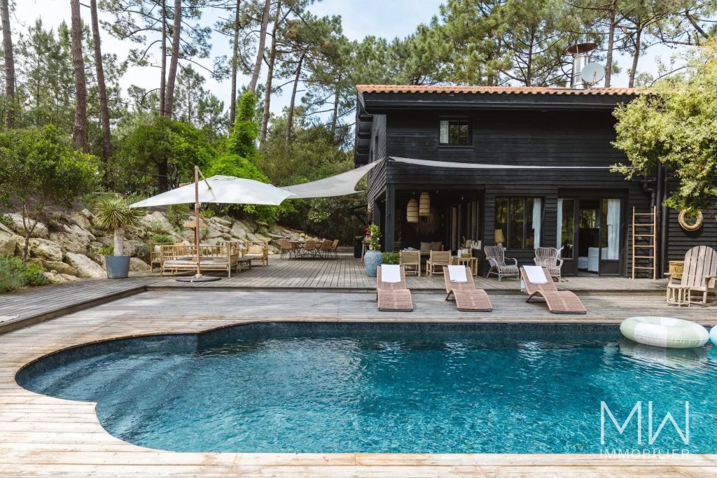 VILLA AVEC PISCINE SOUS LA PINEDE