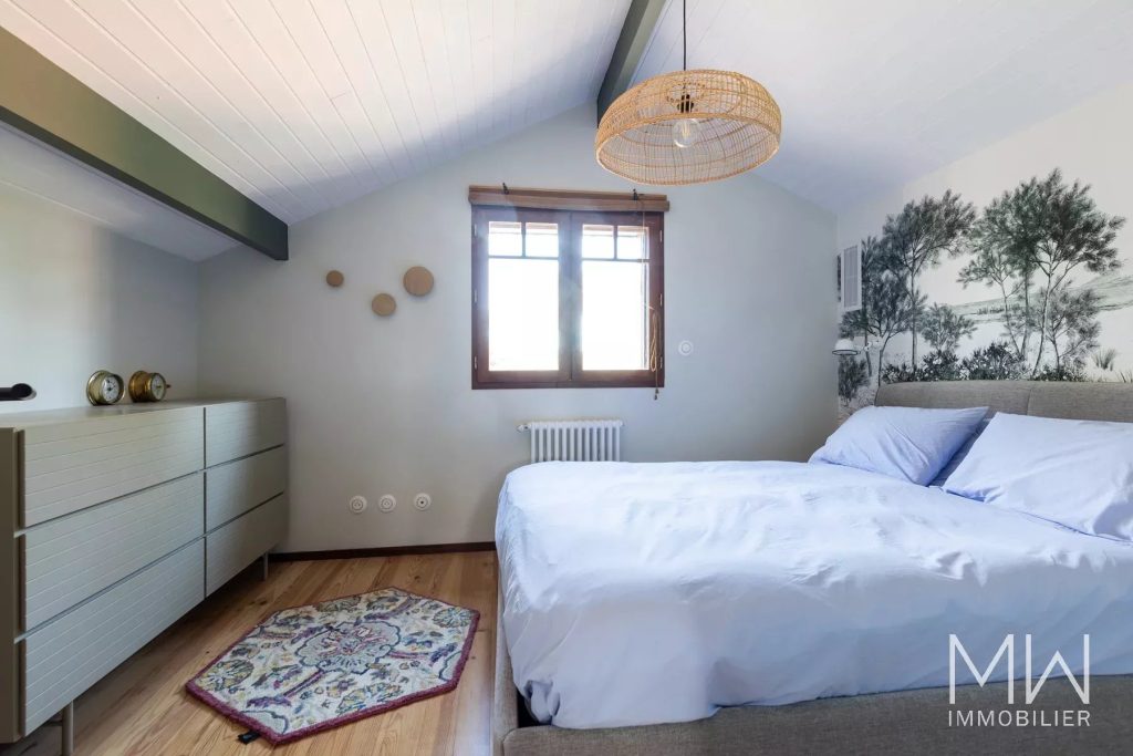 AGREABLE VILLA BOIS AVEC PISCINE AU PIED DU PHARE