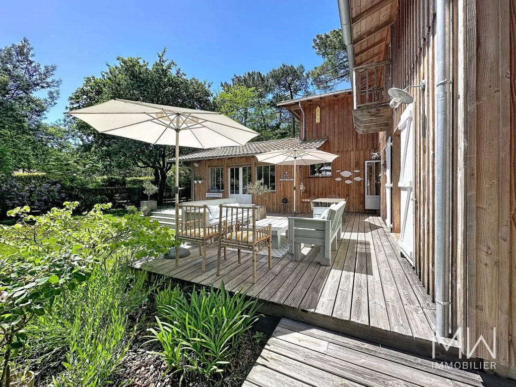 CHARMANTE VILLA BOIS SOUS LA PINEDE