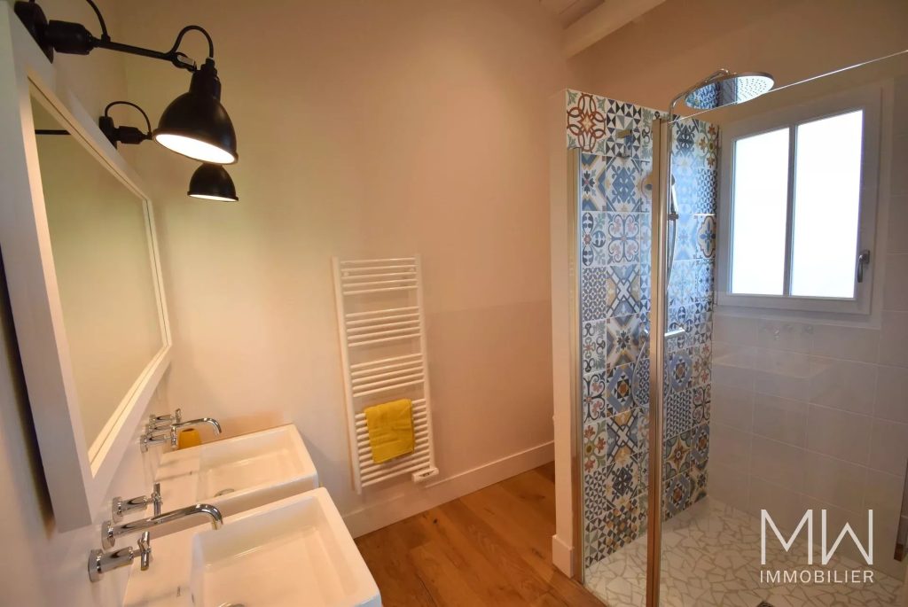 JOLIE VILLA BOIS AVEC PISCINE
