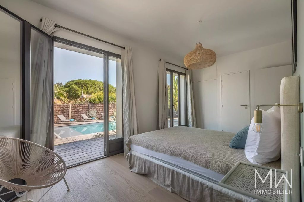 MAGNIFIQUE VILLA BOIS AVEC PISCINE
