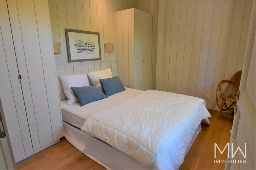 CHARMANTE VILLA BOIS AU COEUR DU VILLAGE