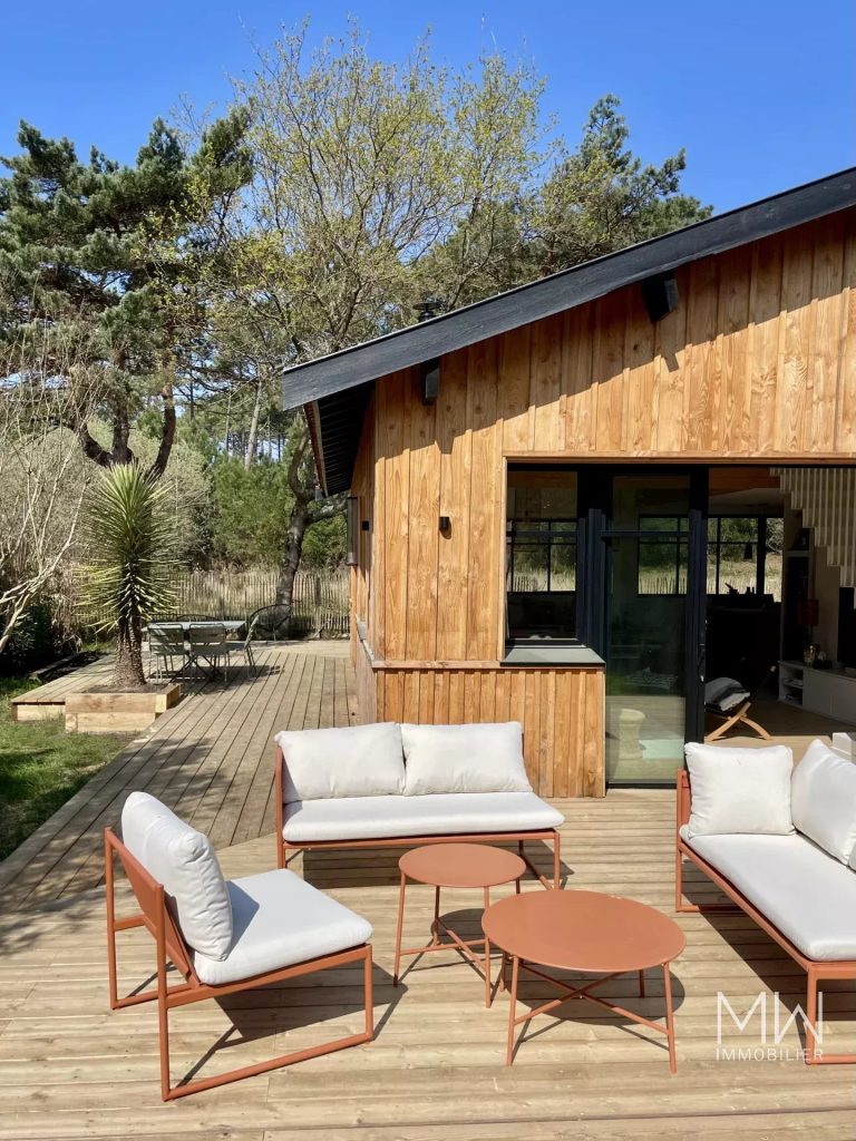 EN LISIERE DE FORET AVEC PISCINE