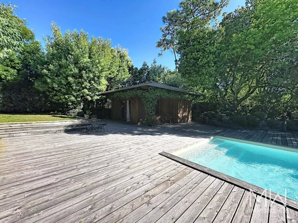 BELLE VILLA BOIS AVEC PISCINE