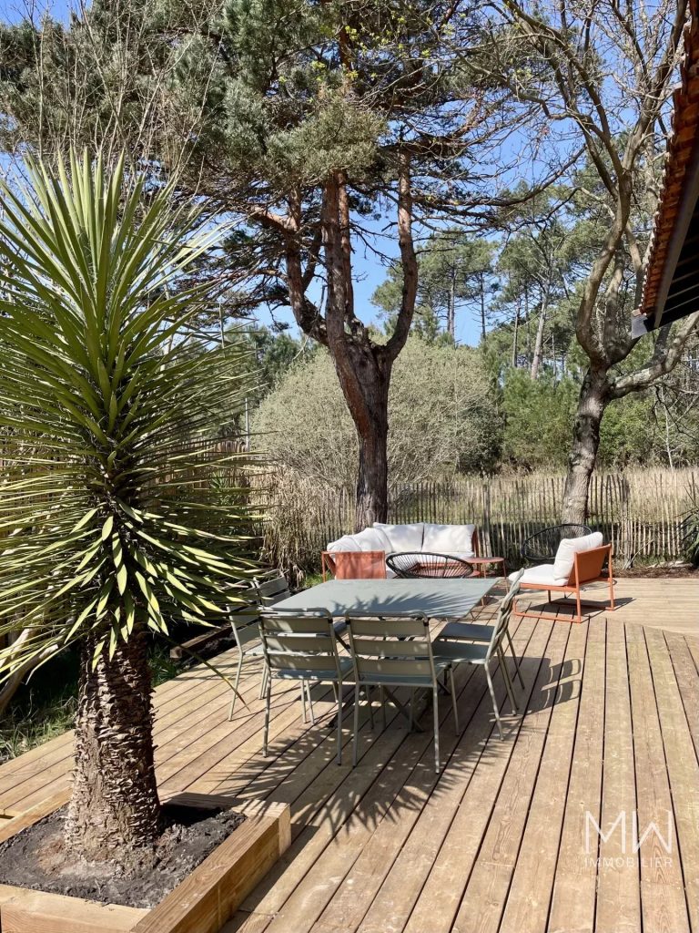 EN LISIERE DE FORET AVEC PISCINE