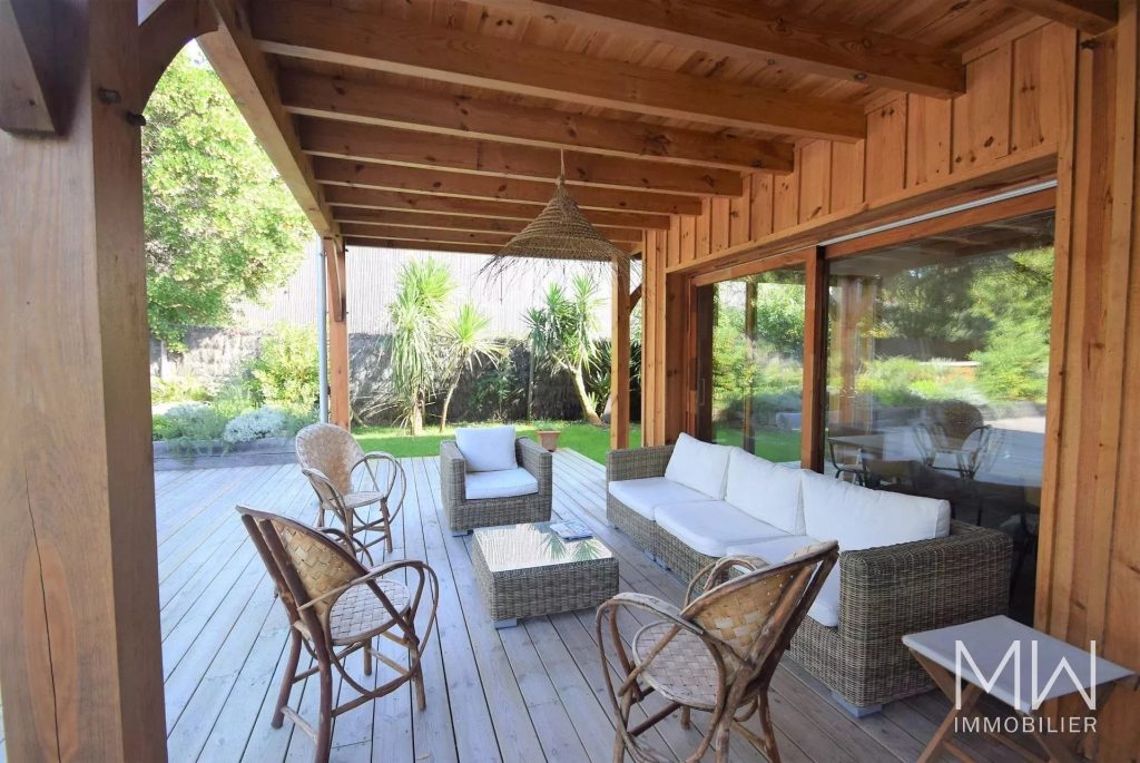 BELLE VILLA BOIS AVEC PISCINE