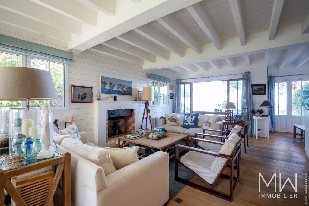 BELLE VILLA QUI SURPLOMBE LE BASSIN