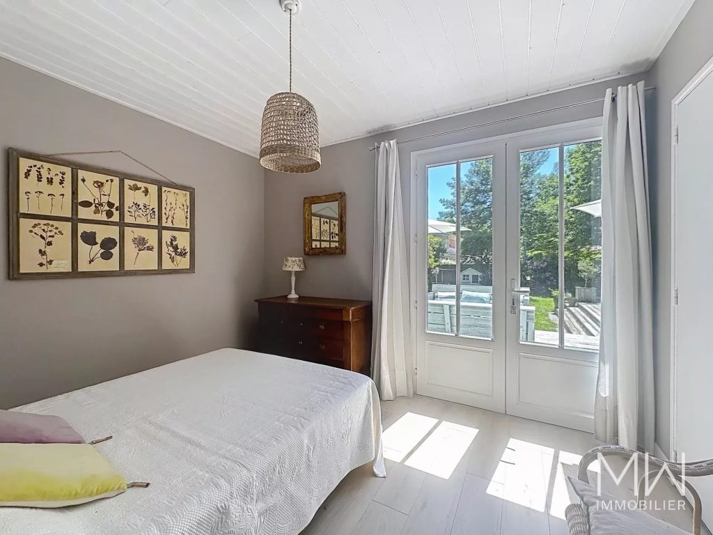 CHARMANTE VILLA BOIS SOUS LA PINEDE