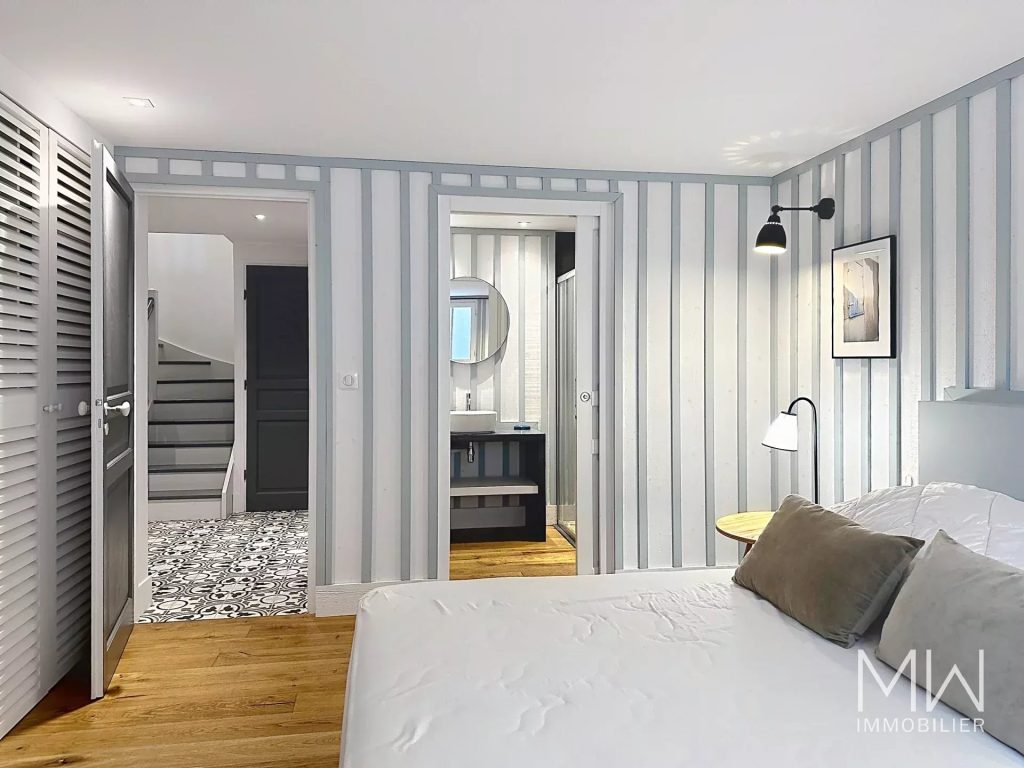 JOLIE VILLA BOIS AVEC PISCINE