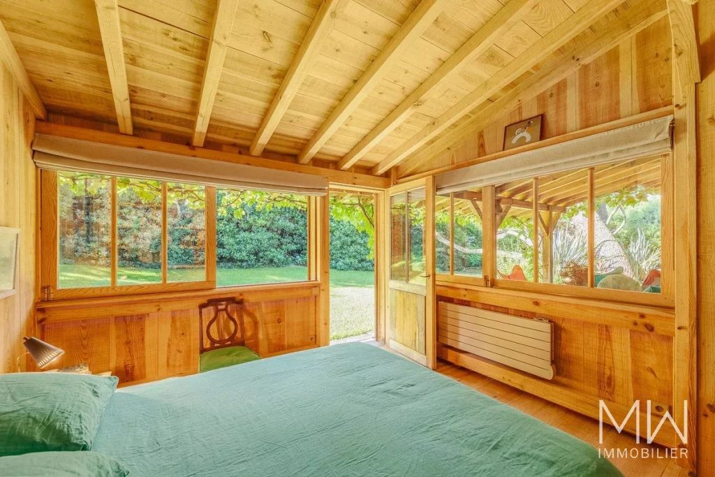 JOLIE VILLA BOIS