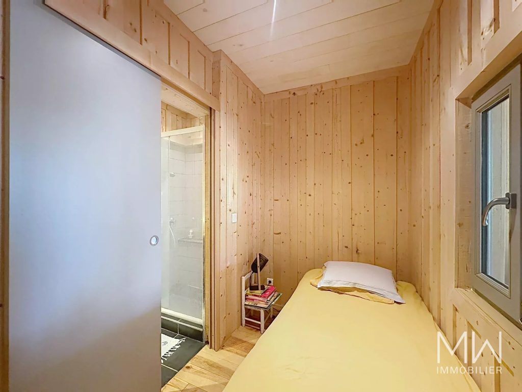 BEL APPARTEMENT FACE A L&rsquo;EAU