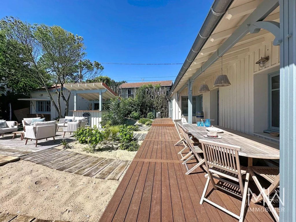 ADORABLE VILLA FACE AU BASSIN