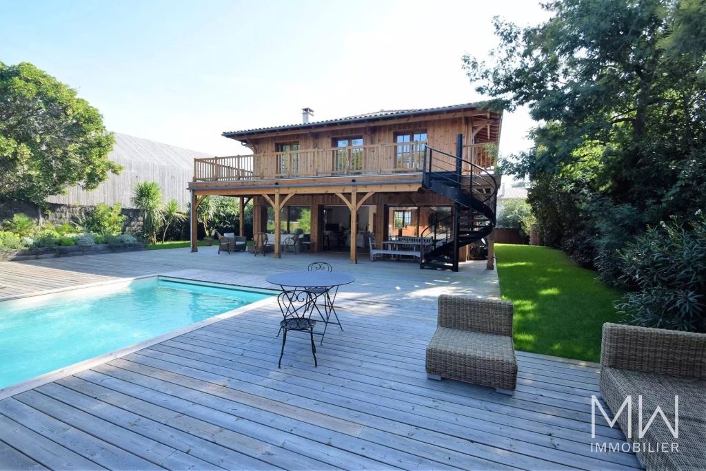 BELLE VILLA BOIS AVEC PISCINE