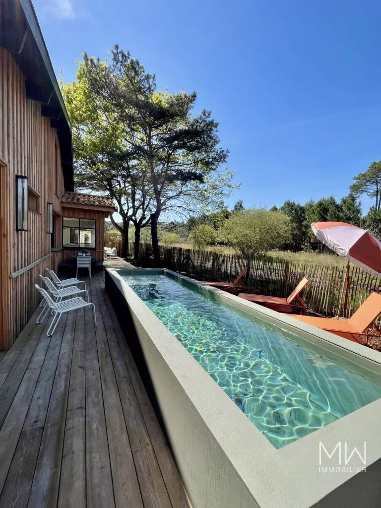 EN LISIERE DE FORET AVEC PISCINE