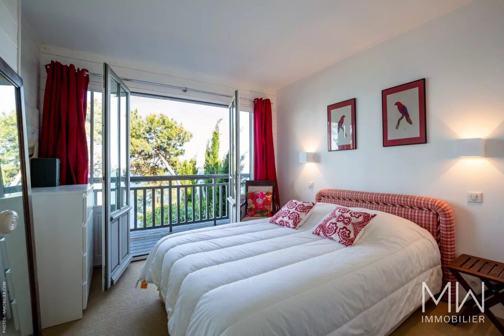 BELLE VILLA QUI SURPLOMBE LE BASSIN