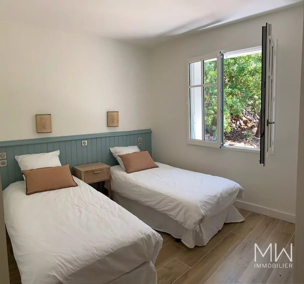 RAVISSANTE VILLA BOIS A LA POINTE