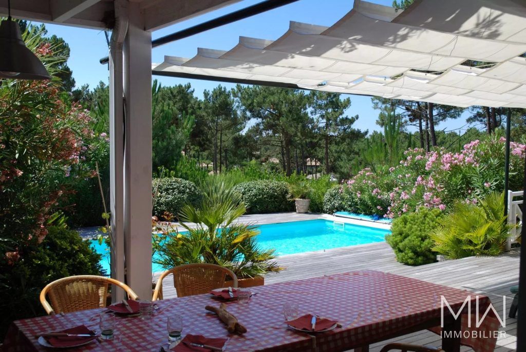 VILLA AVEC PISCINE AU CALME